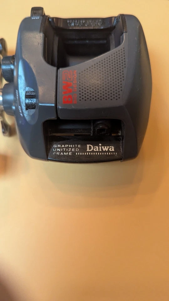 Низкопрофильная рыболовная катушка для заброса приманки Daiwa BW2 Bio Design винтажная рабочая - Изображение 2 из 4