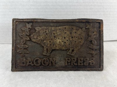 Vintage Cast Iron Bacon Press Wood Handle Pig Design Griddle 7  Inch