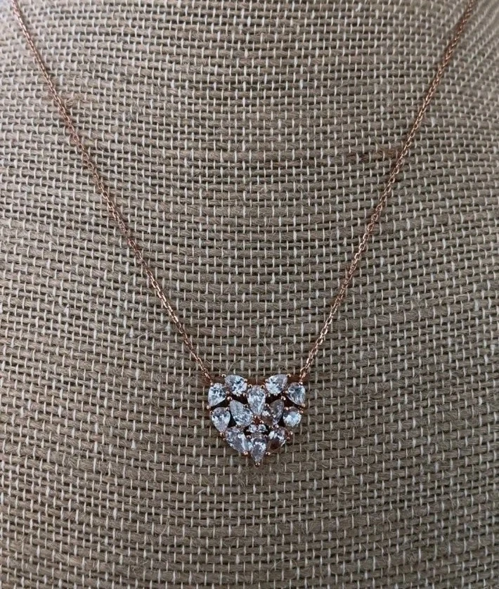 Charter Club, delicado collar colgante corazón tono oro rosa con pavé conjunto circonitas Foto 3 de 4