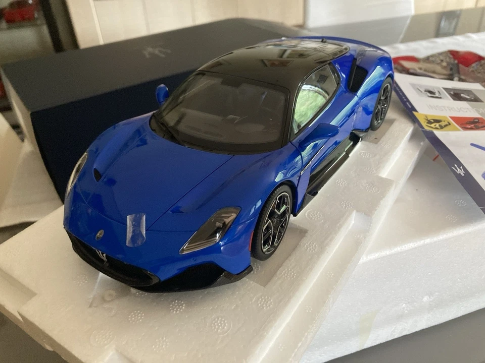 BBR Maserati MC20 blu infinito gloss black roof 1/18 HE180051E Apribile - Immagine 2 di 4