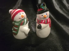 Ceramic Hugging Snowman Salt & Pepper Shakers – (New in Box, Ships Fast!)