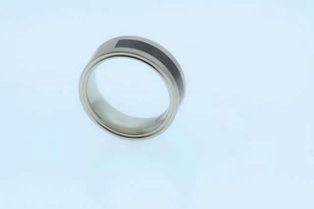 Anillo Movado para hombre - Anillo de banda de acero inoxidable puro blanco de fibra de carbono Foto 4 de 4