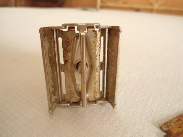 Gillette 1966 Silver Tone Flare Tip Double Edged Safety Razor (L-3)