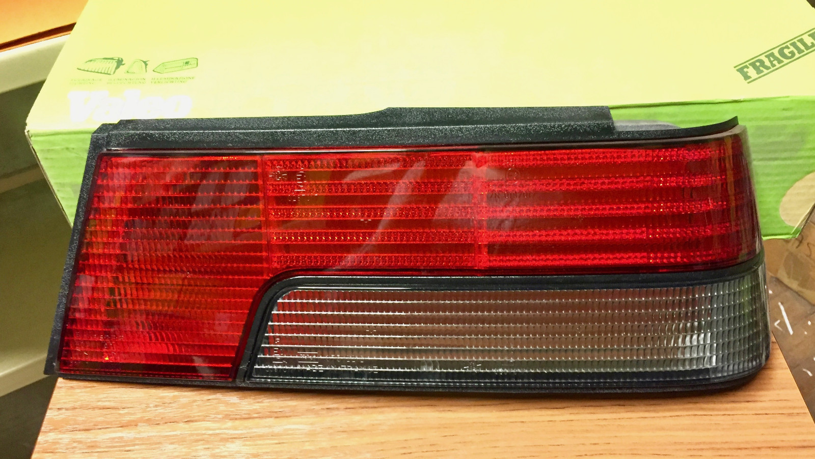 Cabochon de feu arriere droit Valeo pour remplacer optique Peugeot 405