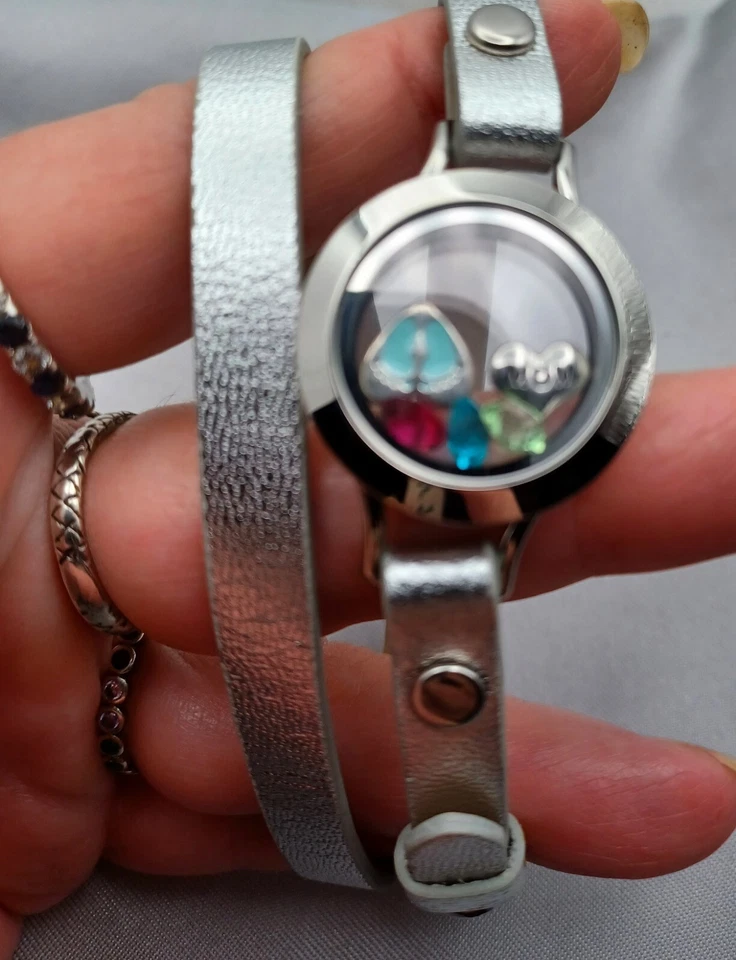 Banda pulsera envolvente de plata metálica Origami Owl con medallón y dijes Foto 2 de 4