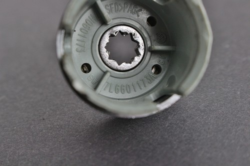 7L6601173A Original VW Touareg 7L Radschraubenabdeckung Schrauben Kappe Chrom - Picture 4 of 4