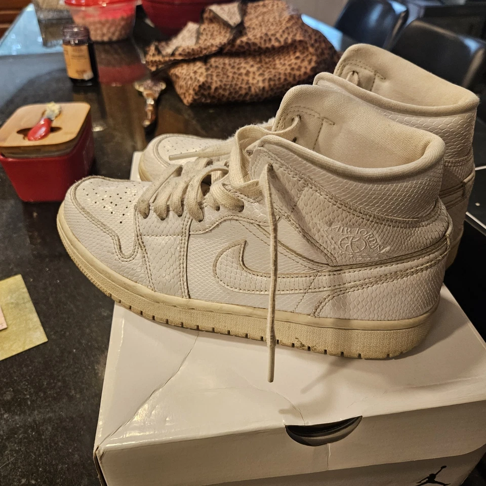 Nike Mujer Jordan 1 Mid 'Piel de Serpiente Blanca' (BQ6472-110), Talla: 8.5 US30+13 Foto 4 de 4