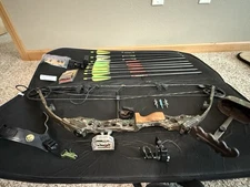 Mathews CQ32 RH Compound Bow Package