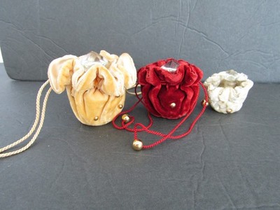 L'elu  MARQUAY,  Lot of 3 sizes faceted glass perfumes with velvet bags