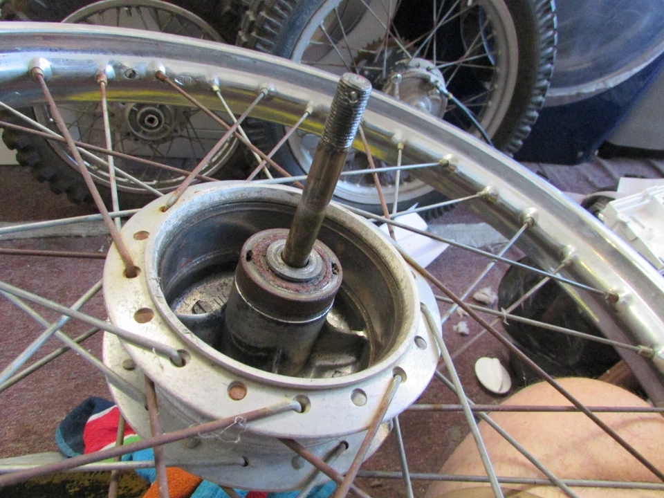 Buje de llanta de rueda delantera 1974 Honda MT125 ELSINORE MT125 74 OEM D.I.D llanta Foto 4 de 4