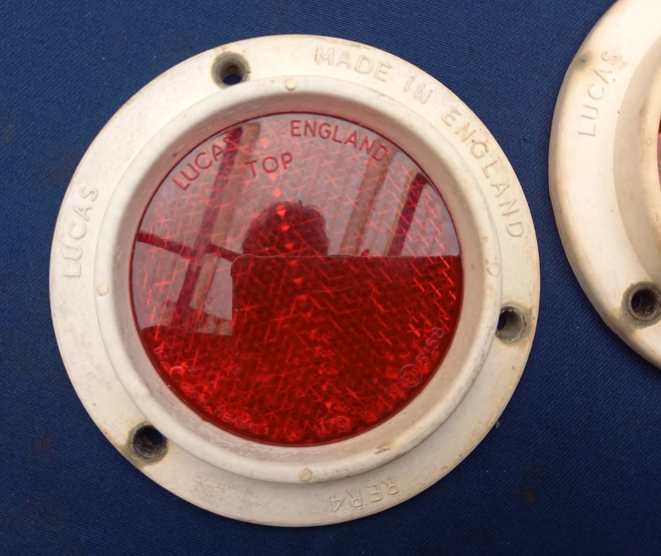 PAR DE REFLECTORES LAND ROVER SERIE MILITAR GENUINO LUCAS RER4 ROJO - Imagen 3 de 4