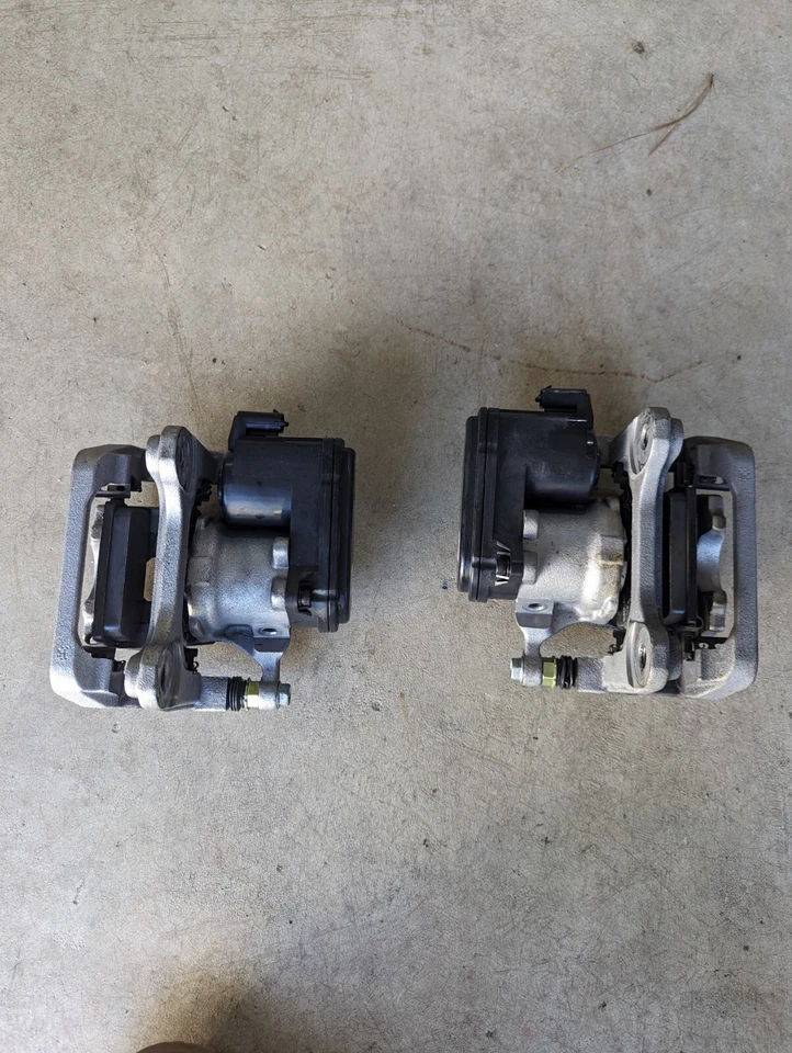 2021-2023 Cadillac Escalade Chevrolet Silverado Rear Caliper Right and Left OEM - Image 2 of 4