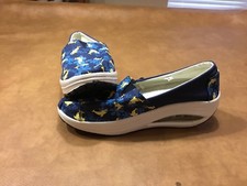 Algoma Re Women’s Size 8 Shoes With Dolphin Print.