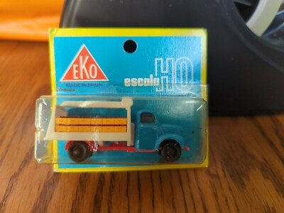 EKO ~ HO Scale, Blue Deliver Truck w/Cases of Bottles ~ Made is Spain ~ NEW