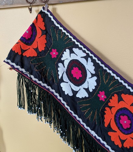 Handgenähtes usbekisches Textil Saye Gosha Segusha schwarz mit leuchtenden Farben (#14292) - Bild 3 von 10