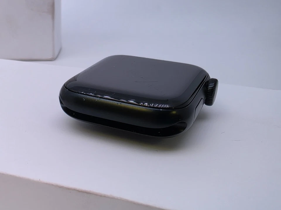 Apple Watch SE (3rd generation), photo 2 of 5