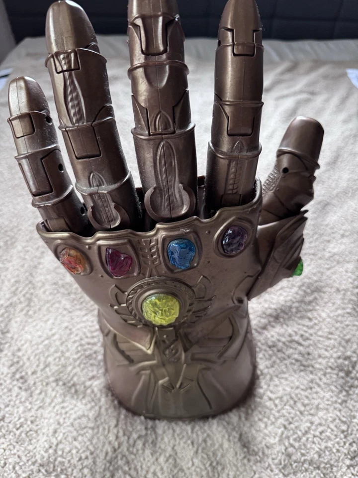 Marvel Legends Infinity Gauntlet - Light-Up FX - Pieza de coleccionista - OBO $140 Foto 2 de 4
