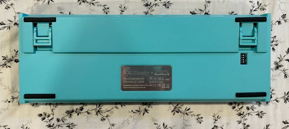 Teclado Interruptor Ducky x MK Frozen Llama Mecha Mini v2 RGB LED 60% Cherry MX Azul Foto 2 de 4