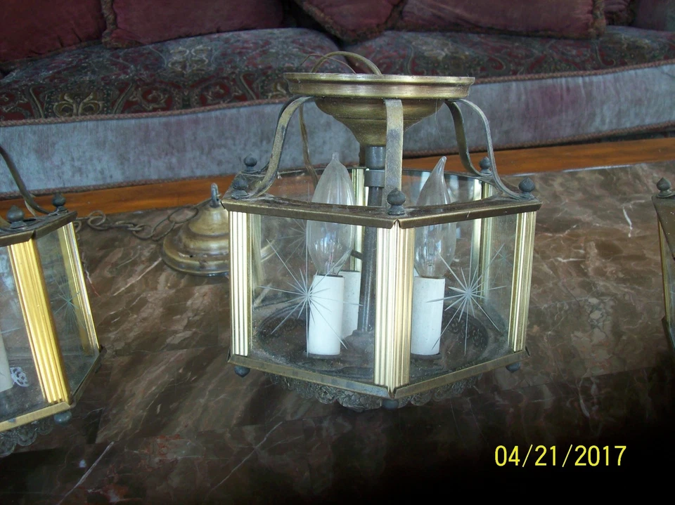 Iluminación eléctrica antigua de latón y vidrio grabado 3 colgantes y montaje en pared Starburst Foto 3 de 4