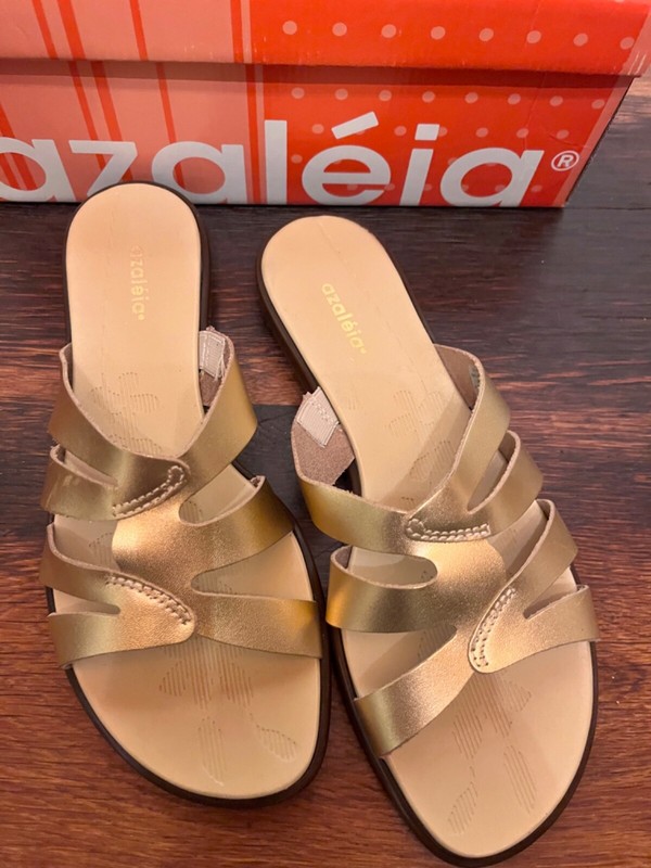 New Azeleia Size 7 Gold Leather Sandals