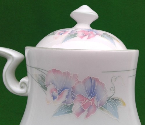 AYNSLEY “LITTLE SWEETHEART” LARGE BONE CHINA COFFEE POT. - Picture 4 of 16