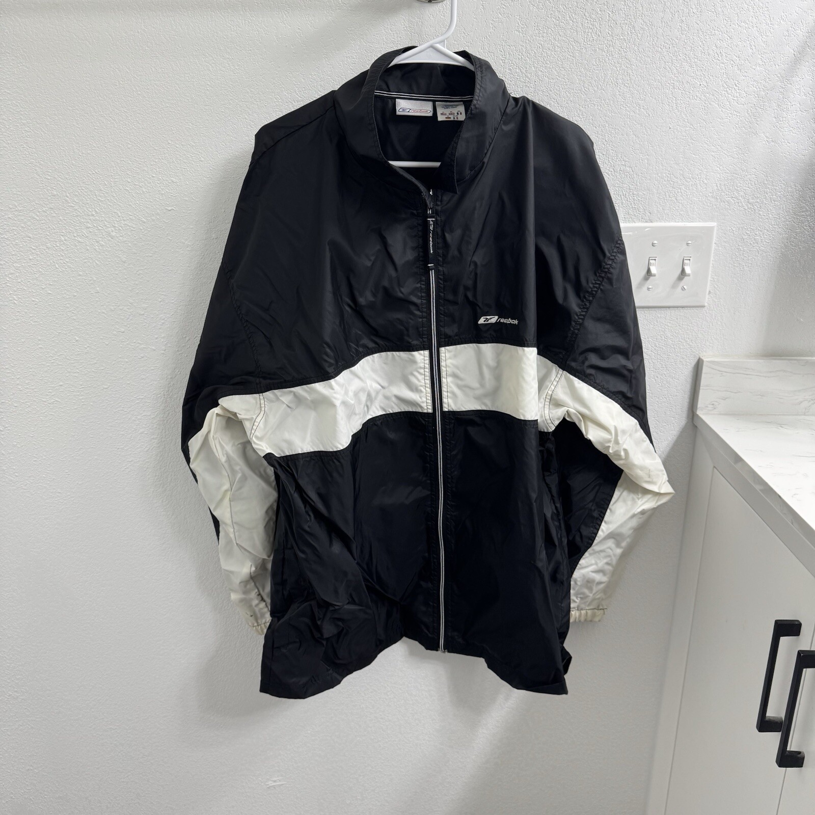 Reebok Zip Up Windbreaker Jacket Zip Pockets Lined Black/White Men’s Size XL