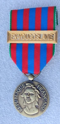 MEDAILLE COMMEMORATIVE FRANCAISE agrafe EX-YOUGOSLAVIE - Photo 1/2