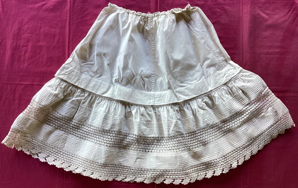 Ancien Jupon en lin et fine broderie au crochet, hauteur 61 cm - Photo 4/4