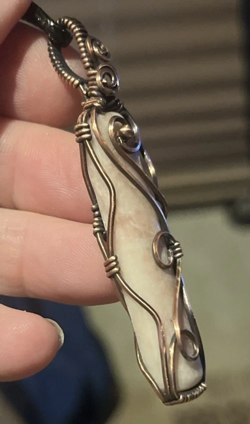 Ópalo rosa ~ Colgante hecho a mano envuelto en alambre de cobre 9a Foto 3 de 4