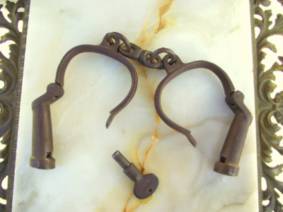 イギリス「ＨＩＡＴＴ」社のアンティーク鉄製ハンドカフ　鍵付き Yahoo!オークション - 中世アンティーク 調節式鉄手 ハンドカフ