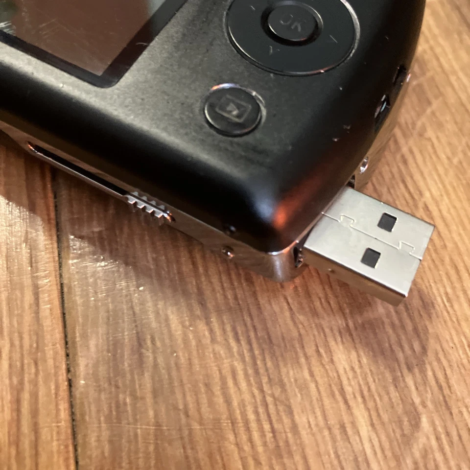 Vintage Retro Compact digital camera Designed By Jason  Wu working 12MP Unique - Image 4 of 4