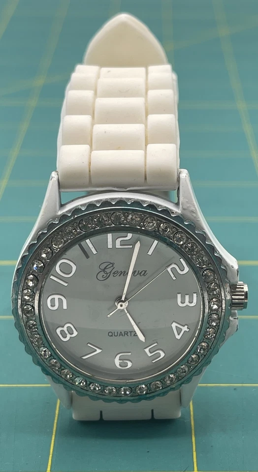 Reloj de Cuarzo Geneva Tono Plateado y Borde de Estrás Banda de Silicona Blanca Funciona Foto 4 de 4