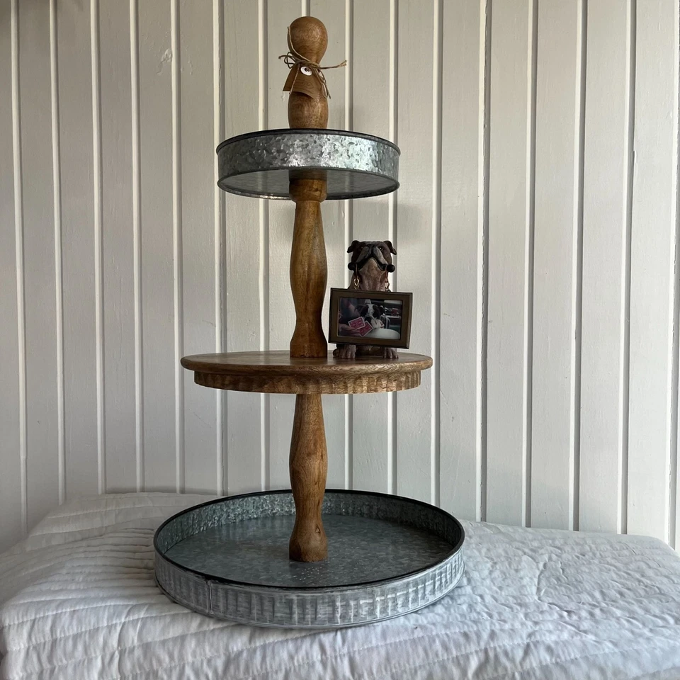 Bandeja para servir Mudpie Farmhouse rústica de madera y lata de tres niveles Foto 2 de 2