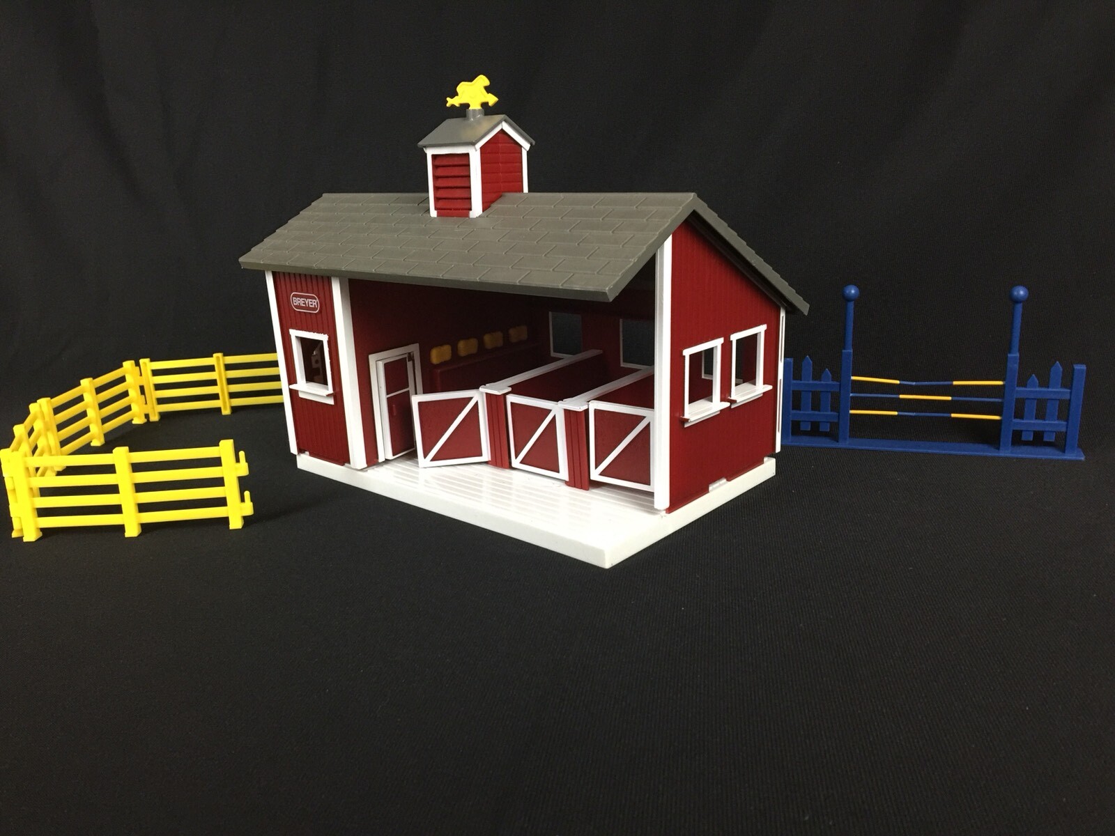 Breyer Horse Red 3 Stall Stablemates Barn W Yellow Fencing Blue