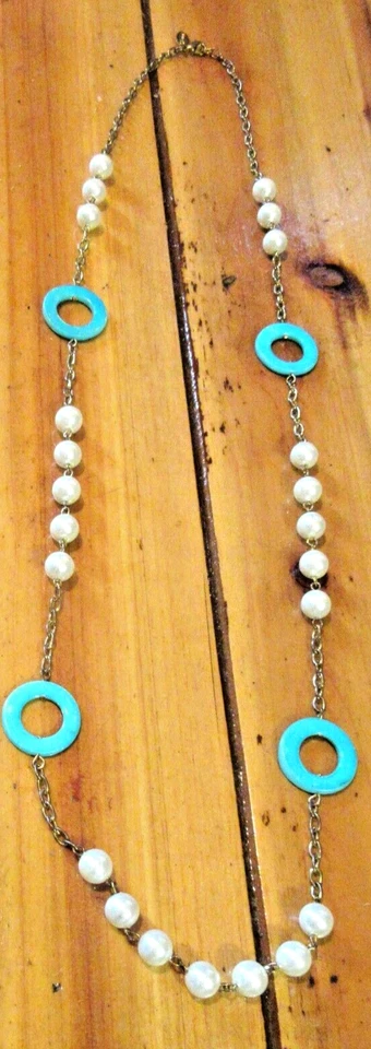 35英寸长签名GUESS浅蓝色银色链白色人造珍珠项链 — 第 2/3 张图片