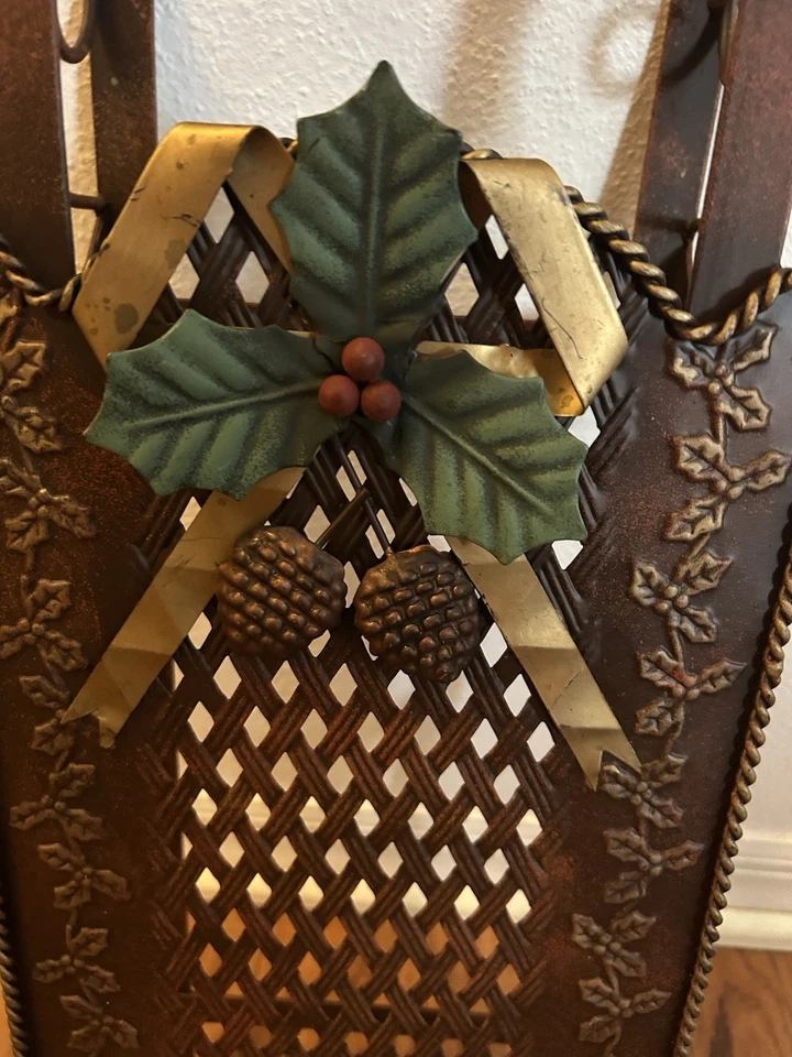 Vintage Metal Sled with holly and berries rope wall decor Christmas Winter - Imagem 3 de 4