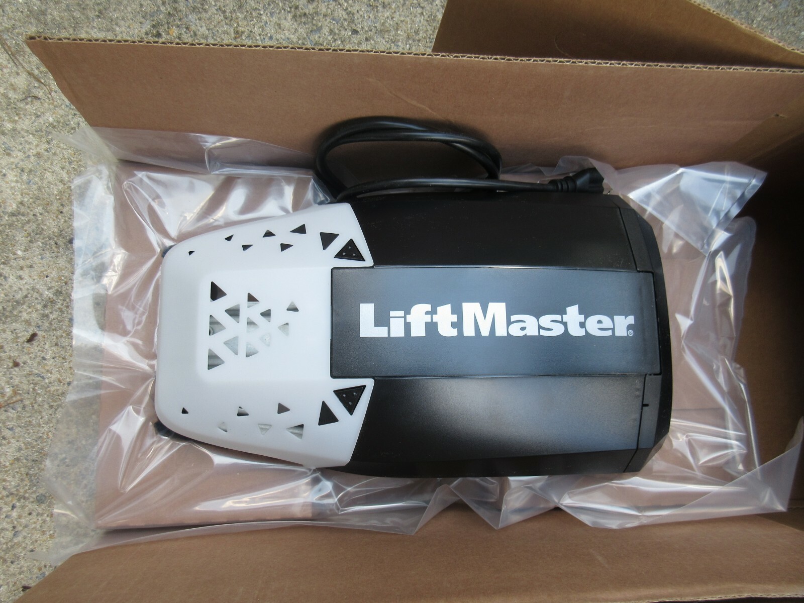 Liftmaster 8010 DC Chain/Cable Garage Door Opener w remote & sensors 1/