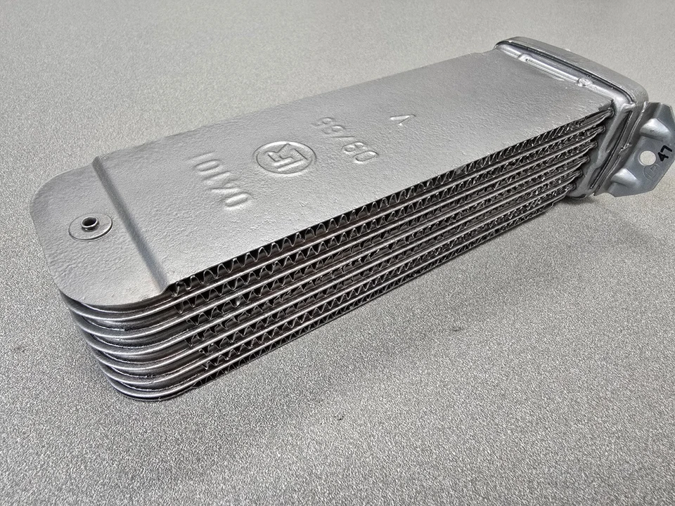 BONITO CARGADOR DE ACEITE ORIGINAL USADO PORSCHE 356 912 6 FILAS Y REFRIGERADOR DE ACEITE RICH #47 9/65 Foto 2 de 4