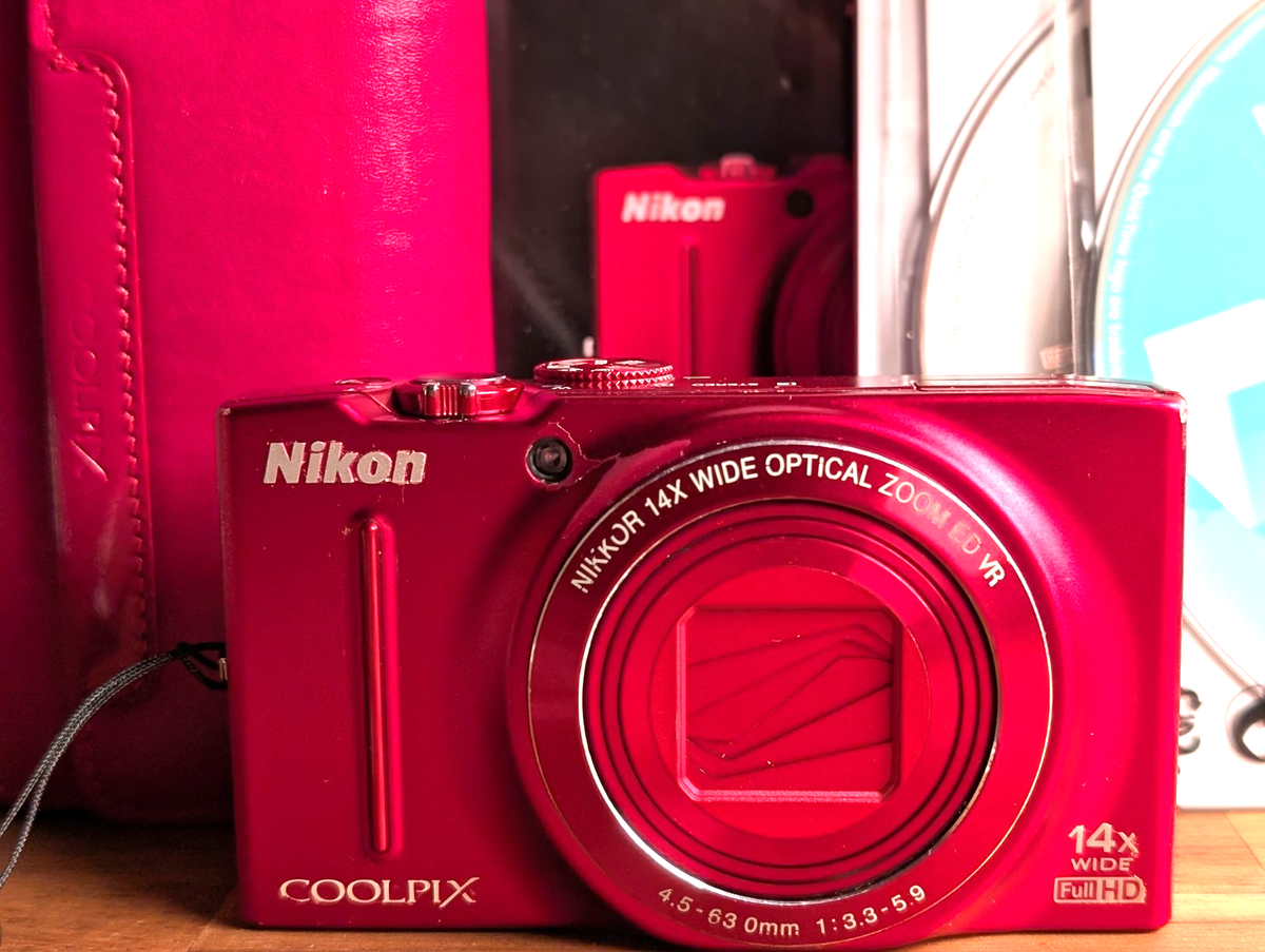 N MINT Nikon COOLPIX S8200 16.1MP Compact Digital Camera Red