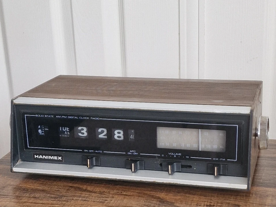 Hanimex Flip Clock Radio / Vintage / Rare / Space Age / Wood / Silver / 1970's - Image 3 of 4