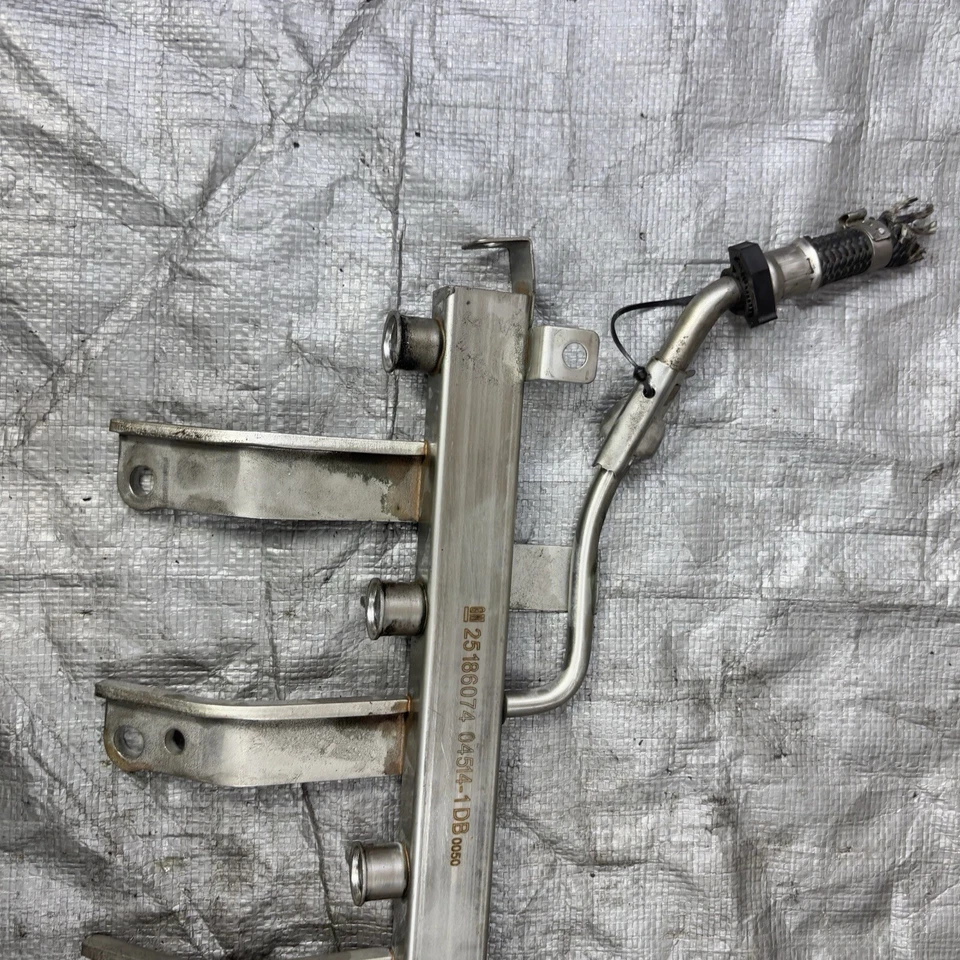 Chevrolet Sonic 2012-2018 montaje de riel de combustible del motor de 1,8 L 25186074 OEM Foto 3 de 4