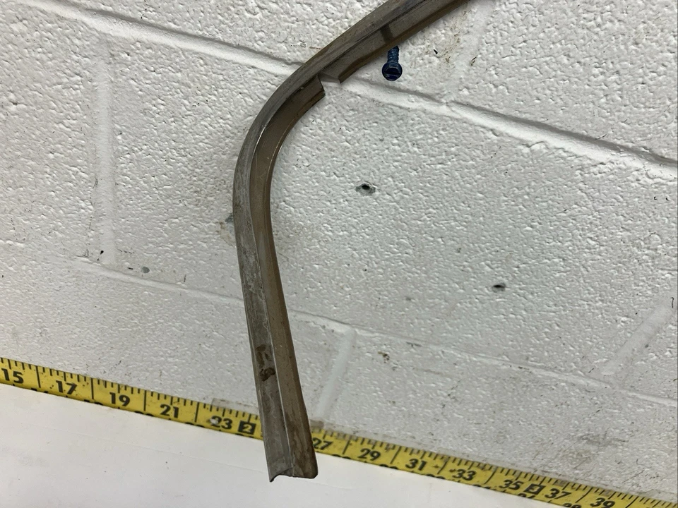 Camionetas Ford 1957-1960 (108) (108) con moldura de parabrisas delantero envolvente de 2 piezas de fabricante original usadas Foto 3 de 4