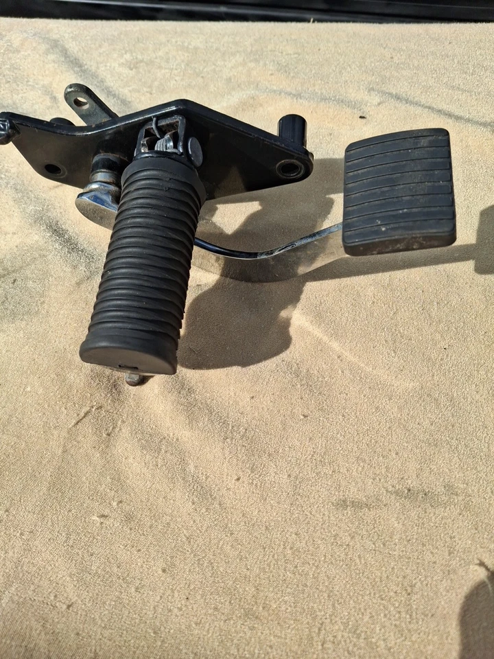 Правый ножной колышек для водителя Kawasaki Vulcan Vn800 1995-2006 годов выпуска с педалью тормоза - Изображение 3 из 4