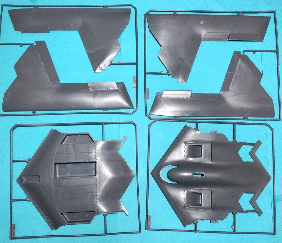 Northrop B-2 Spirit Stealth Bomber Italeri - Testors 1/72 No. 020 - Immagine 3 di 4