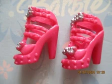 BARBIE DOLL / PAIR OF SHOES: BOOTS, PUMPS ....... (2598)