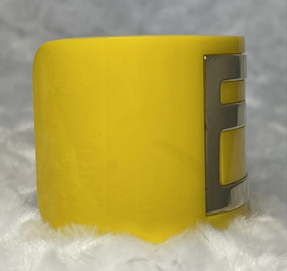 Brazalete Fendi de resina amarilla Foto 3 de 4