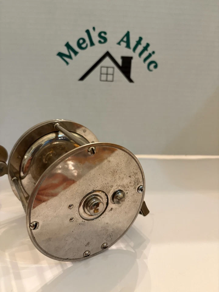 Carrete de fundición de surf Pflueger Trademark Universal 300 de colección Foto 2 de 3