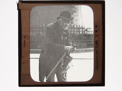 Mann Stimmung Violine Geige GWW Figuren Typen Magic Lantern Slide um 1900