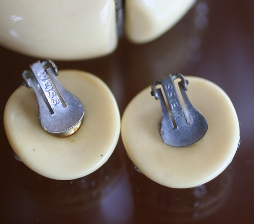 Vintage WEISS DUROPLAST CLAMPER ARMBAND GEFÜLLT MIT STEINEN & PASSENDEN OHRRINGEN - Bild 9 von 10