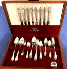 1847 Rogers Bros REMEMBRANCE Silverplate Silverware Set 49 Pc + Chest  CLEAN